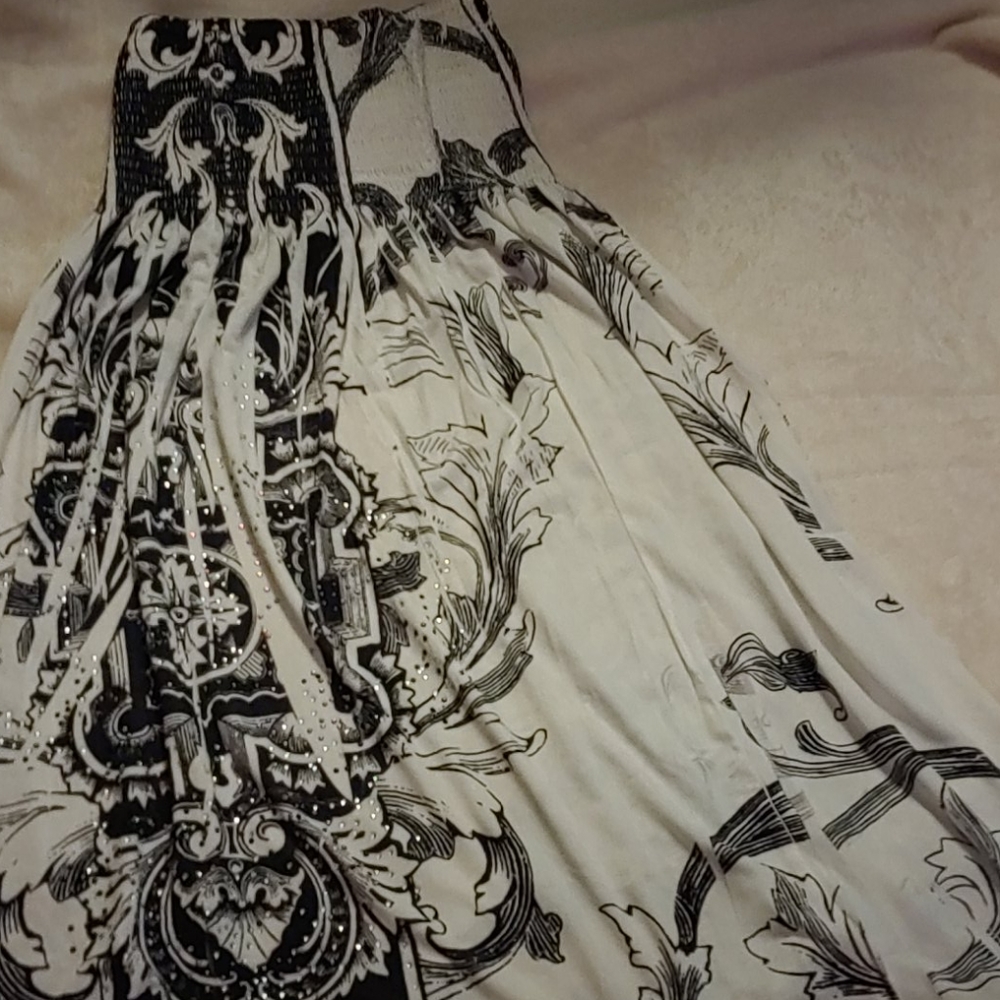 Small black and white print skirt